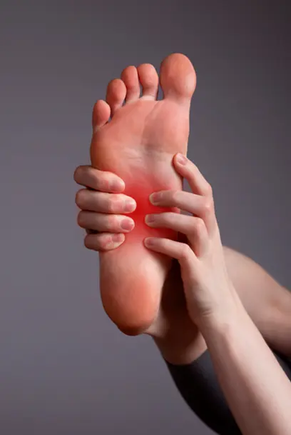 Imagem de um pé com dor localizada na planta, indicando fascite plantar tratada pelo Dr. Pedro Henrique Lopes.