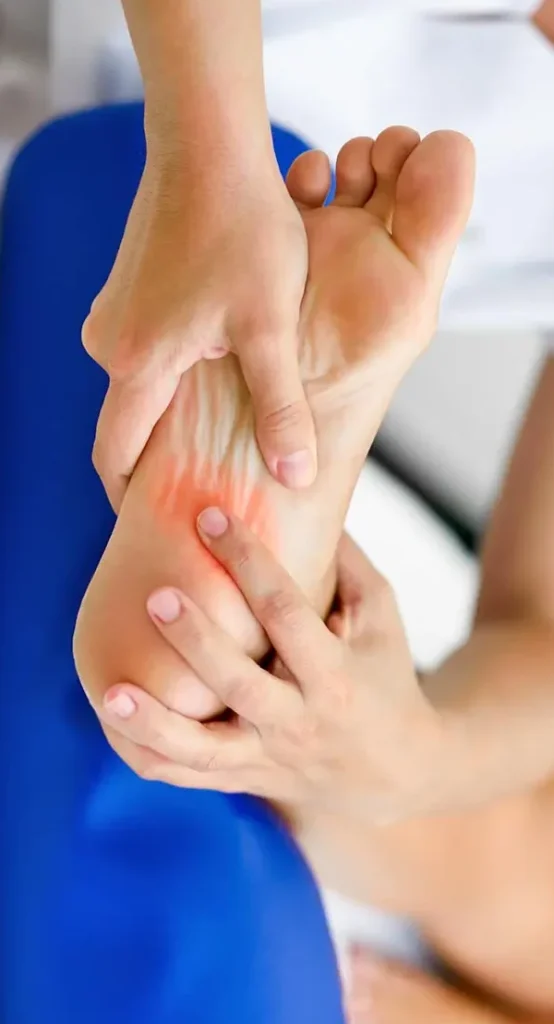 Imagem de uma pessoa segurando o pé com fascite plantar, mostrando o tratamento realizado pelo Dr. Pedro Henrique Lopes.