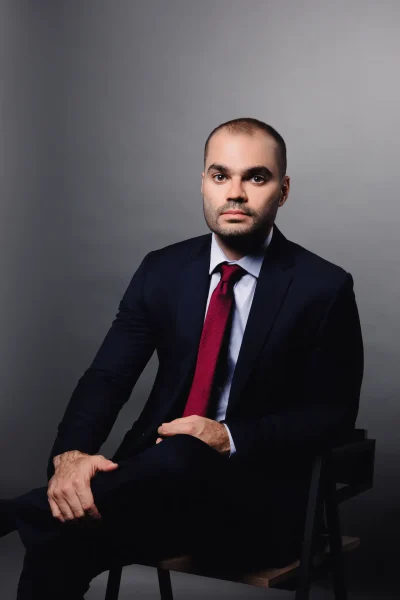 Dr. Pedro Henrique Lopes, ortopedista, vestindo traje formal com terno e gravata.